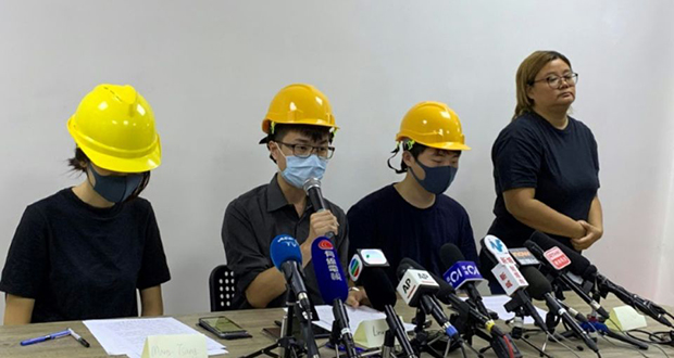 Hong Kong: des manifestants masqués devant la presse pour contrer la communication officiel