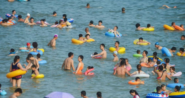 A la plage en Chine, c’est «jamais sans ma bouée»...