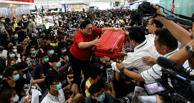 Manifestations à Hong Kong: deuxième journée de chaos à l’aéroport