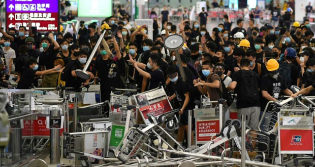 Hong Kong: accalmie à l’aéroport, la ville plongée un peu plus dans la tourmente