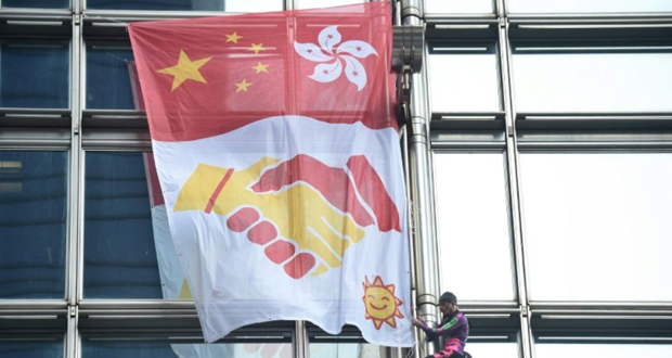 Le «Spiderman» français déploie une banderole pour la paix sur un gratte-ciel hongkongais
