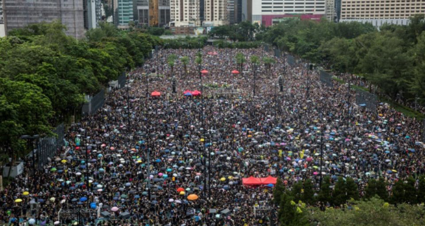 A Hong Kong, une foule pacifique manifeste dans les rues