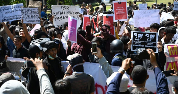 Indonésie: des milliers de manifestants poursuivent le mouvement contre des lois controversées