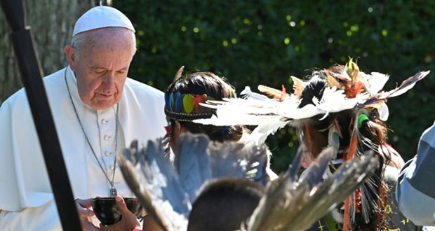 Le pape plante un arbre au Vatican avec des indigènes d’Amazonie