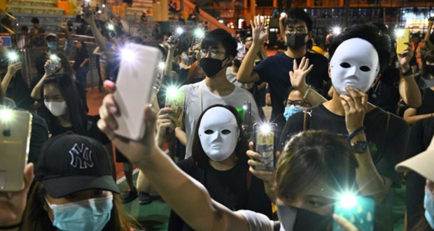 Hong Kong: des milliers de manifestants défient les autorités en portant un masque