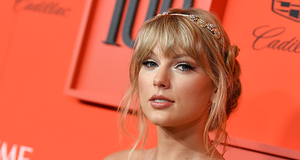 L'ex-label de Taylor Swift dit l'autoriser à chanter ses vieux tubes à la télé