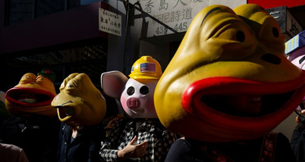 «Pepe la grenouille» et un petit cochon défilent dans les rues de Hong Kong
