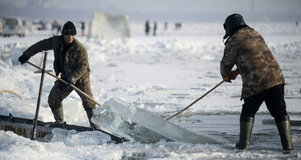 Chine: sur la rivière gelée, le ballet des laboureurs de glace