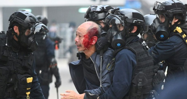 Hong Kong: des policiers blessés en marge d’une manifestation pro-démocratie