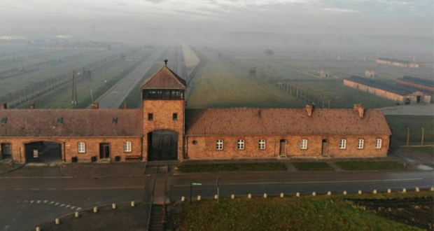 Auschwitz: survivants et personnalités marquent le 75e anniversaire de la libération du camp de la mort
