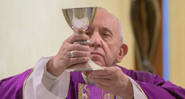 Virus: le pape préside en solitaire une prière planétaire
