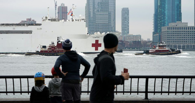 New York salue l’arrivée d’un navire-hôpital, l’épidémie s’accélère aux Etats-Unis