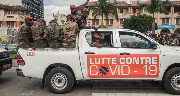 A Madagascar, l'armée livre à domicile une potion gratuite censée protéger du Covid
