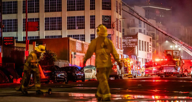 Onze pompiers blessés dans un incendie à Los Angeles
