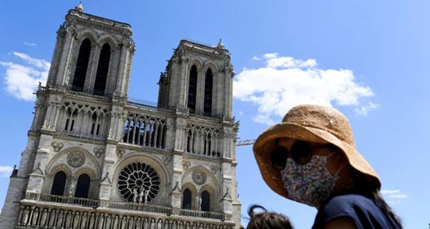 Le parvis de Notre-Dame rouvre, un «symbole» salué