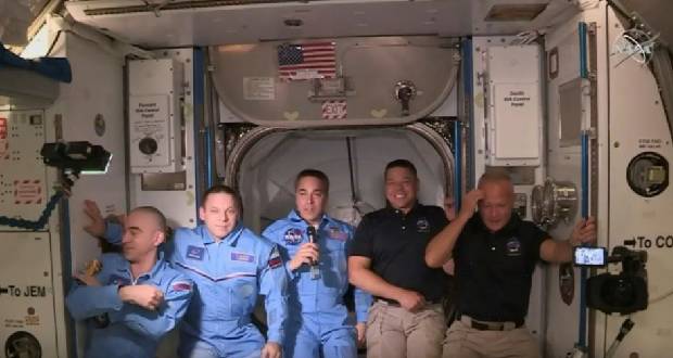 Les deux astronautes transportés par SpaceX arrivés à bord de l’ISS