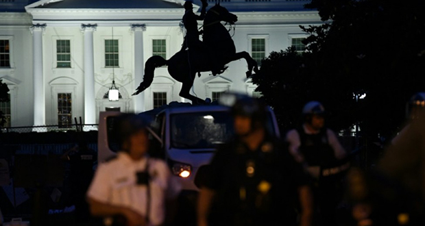 Des manifestants ont tenté de mettre à terre une statue devant la Maison Blanche