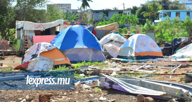Squatteurs: deux mois oubliés sous les tentes