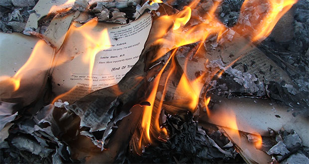Piton: il brûle les livres de sa fille après une dispute avec sa femme