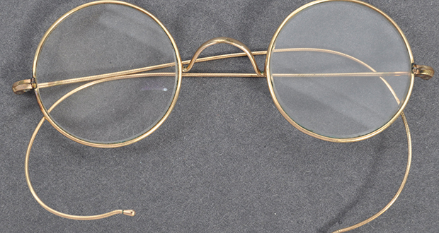 Des lunettes de Gandhi vendues 288 000 euros aux enchères en Angleterre