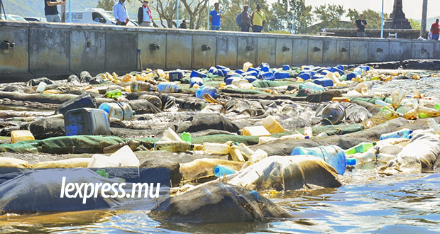Nettoyage des côtes: une partie des hydrocarbures condamnée à rester