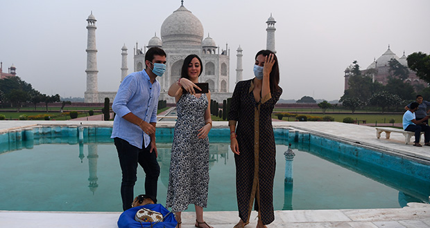 Le Taj Mahal rouvre en Inde malgré la flambée du virus