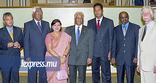 Dans la presse du… 13 octobre 2002: les élus de l’Assemblée régionale de Rodrigues prêtent serment