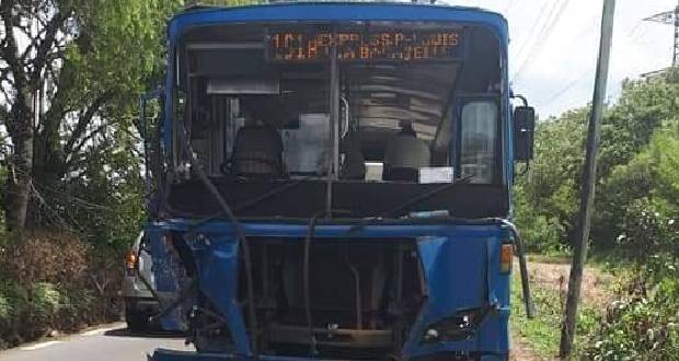 Wooton: collision entre un bus, un van et une voiture