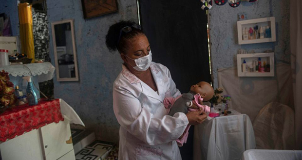 Brésil: en pleine pandémie de coronavirus, un hôpital de poupées