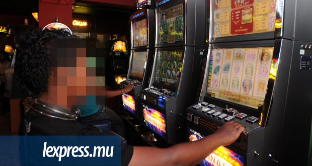 Il gagne Rs 15 000 au casino mais une femme s'empart du ticket gagnant et disparaît … 