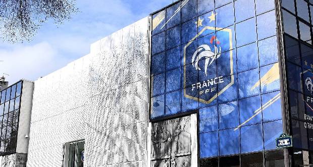  Droits TV: le foot français joue sa survie dans un appel d'offres incertain