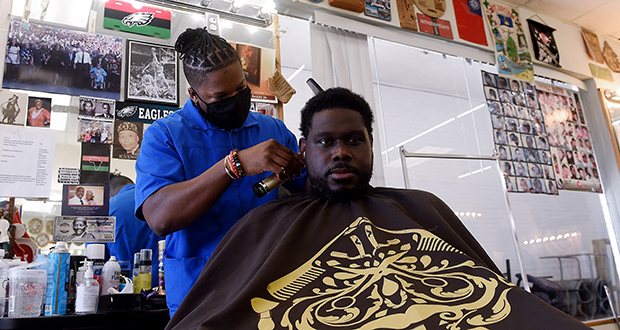 Un barbier afro-américain coupe court aux préjugés sur le Covid-19