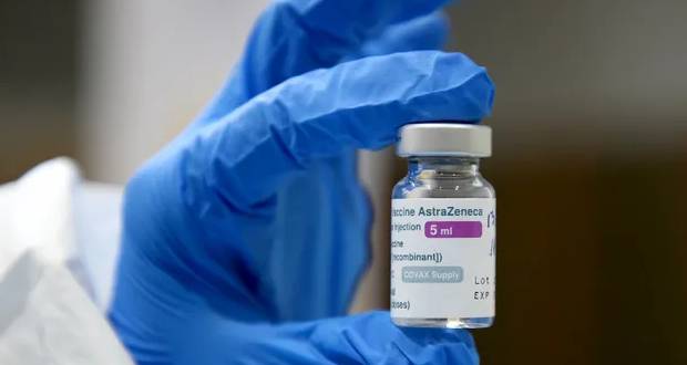 Caillots sanguins: les autorités sanitaires irlandaises recommandent de suspendre le vaccin AstraZeneca