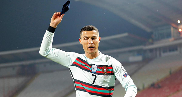 Football: l'arbitre confirme ses excuses après le but refusé à Ronaldo contre la Serbie