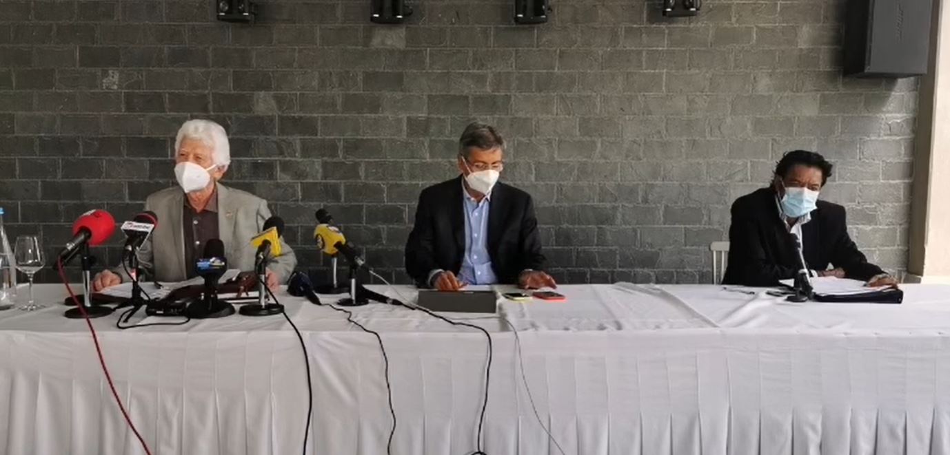 Xavier-Luc Duval, Paul Bérenger, et Nando Bodha animent une conférence de presse conjointe.