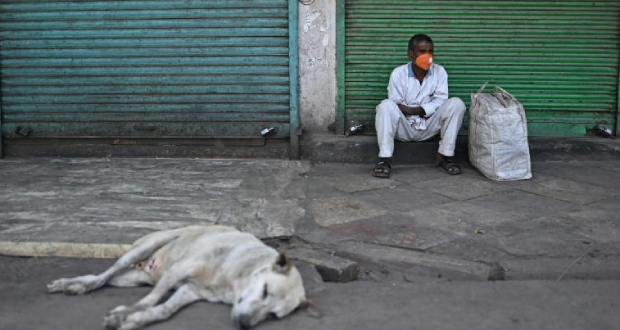 Inde: l'épidémie flambe, New Delhi et les grandes villes confinées pour le week-end