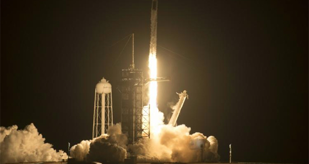 SpaceX lance quatre astronautes vers la Station spatiale internationale