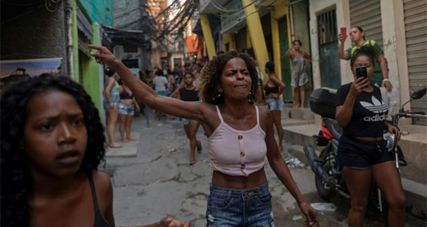 Brésil: la police de Rio sommée de rendre des comptes sur son raid sanglant