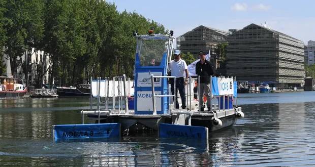 France: l'ONG du navigateur Bourgnon présente un bateau de dépollution plastique fluviale