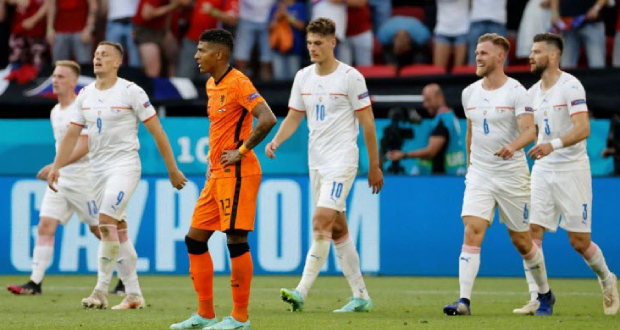 Euro: la République tchèque surprend les Pays-Bas (2-0), réduits à dix, et file en quarts