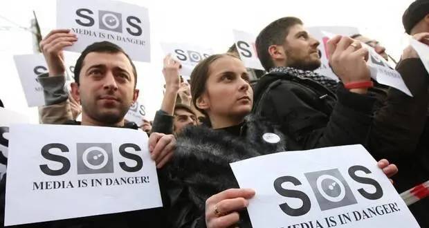 Des milliers de manifestants en Géorgie après la mort d'un caméraman