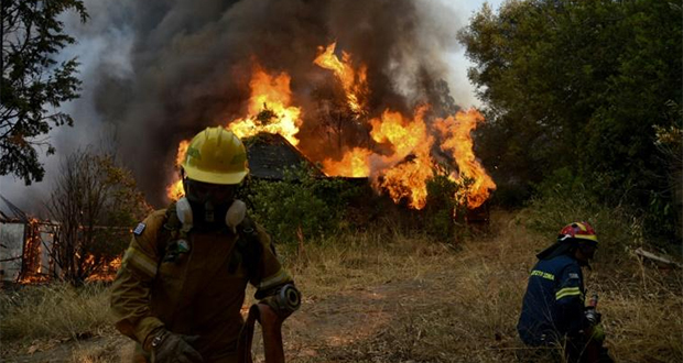 Grèce: les pompiers continuent de lutter contre deux incendies importants