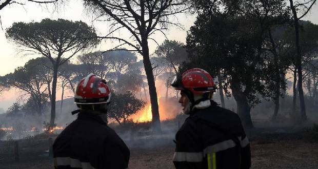 France: une personne meurt dans l'incendie sur la Côte d'Azur, toujours pas maîtrisé