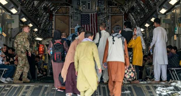 Afghanistan : plusieurs morts à l'aéroport de Kaboul, une naissance à bord d'un avion