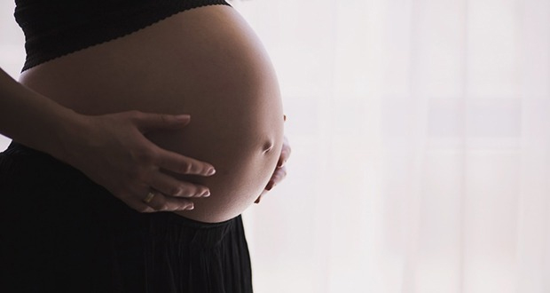 Covid-19: les femmes enceintes et mères allaitantes encouragées à se faire vacciner