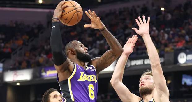 NBA: James porte les Lakers pour son retour, Golden State et Phoenix enchaînent