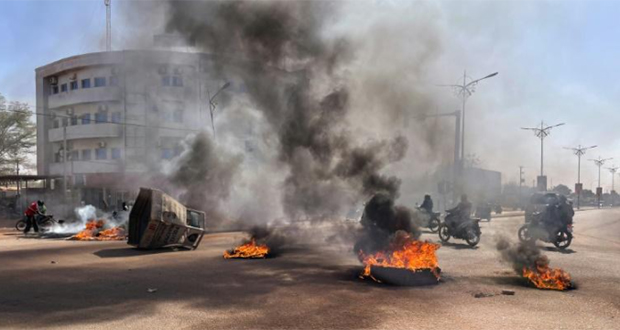 Burkina: des soldats encagoulés ont pris position devant la télévision nationale