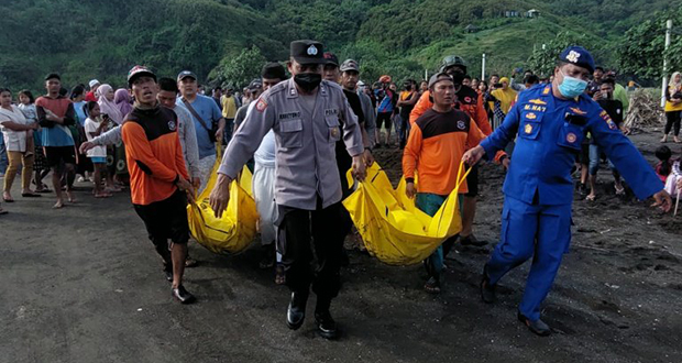 Au moins 10 Indonésiens tués par de fortes vagues en méditant sur une plage