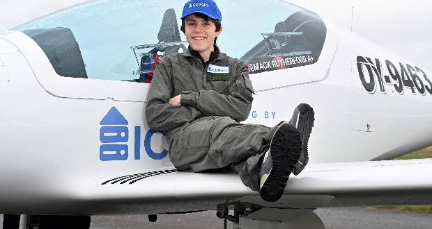Royaume-Uni: un pilote d'ULM de 16 ans veut battre le record du tour du monde en solo