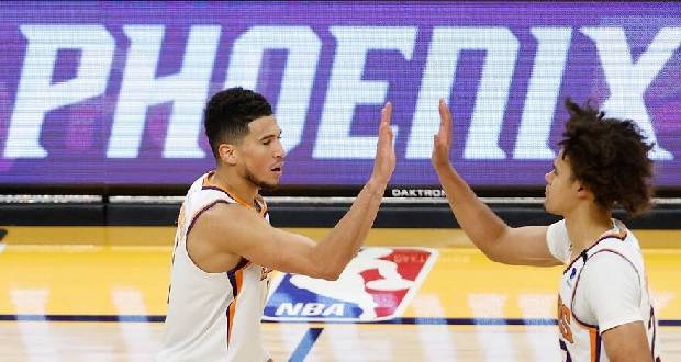 NBA: Phoenix s'assure une place en playoffs en battant Miami grâce au retour de Devin Booker